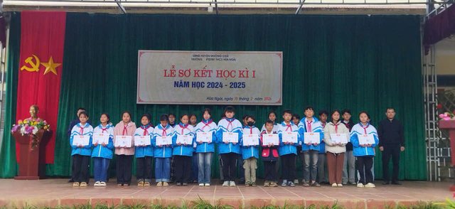 TRƯỜNG PTDTBT THCS HỪA NGÀI TỔ CHỨC LỄ SƠ KẾT HỌC KÌ I NĂM HỌC 2024-2025