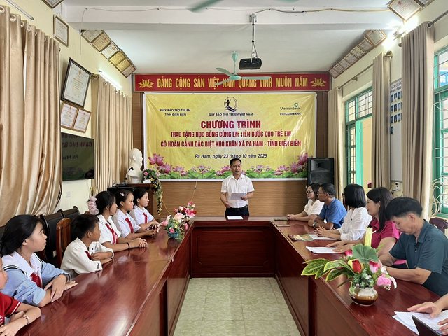 TRAO HỌC BỔNG “CÙNG EM TIẾN BƯỚC” CHO HỌC SINH CÓ HOÀN CẢNH ĐẶC BIỆT KHÓ KHĂN