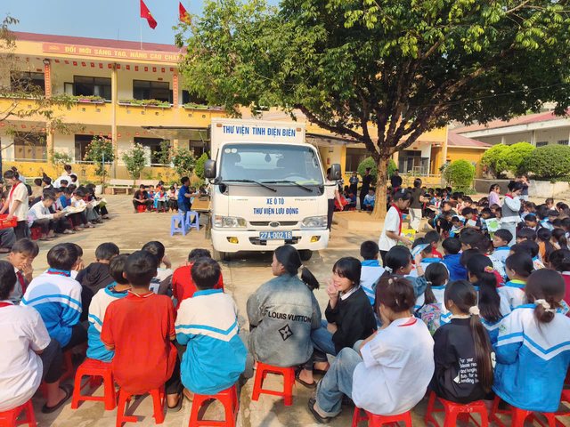 XE THƯ VIỆN LƯU ĐỘNG  MANG KHO TÀNG TRI THỨC ĐẾN GẦN HỌC SINH TRƯỜNG PTDTBT THCS HỪA NGÀI