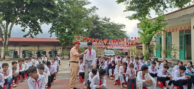 TUYÊN TRUYỀN PHÁP LUẬT VỀ TRẬT TỰ, AN TOÀN GIAO THÔNG ĐƯỜNG BỘ VÀ ĐƯỜNG THỦY CHO HỌC SINH